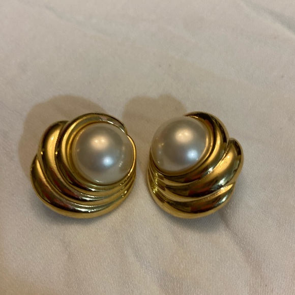 Vintage Trifari Gold Tone Faux Pearl Clip on. Earrings - Picture 2 of 6